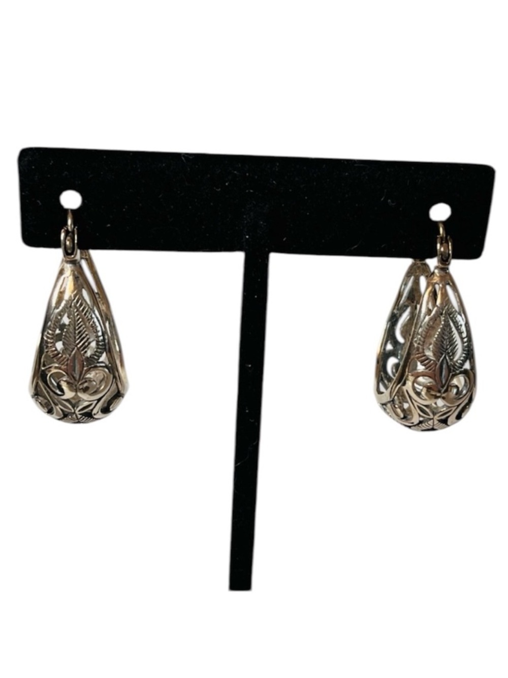 NEW Silpada sterling silver filigree hoop earrings
Box included